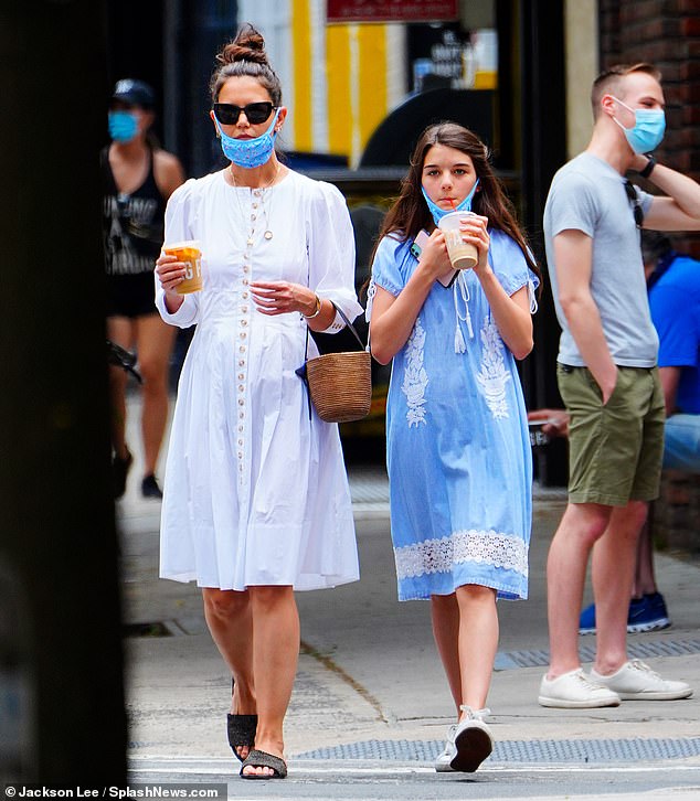 Katie Holmes Grabs Iced Coffee In Nyc With 14 Year Old Daughter Suri Healthyfrog 