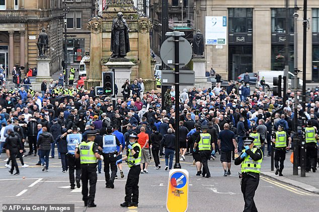 Scottish Loyalists In Glasgow Clash With Riot Police And Hurl Missiles ...