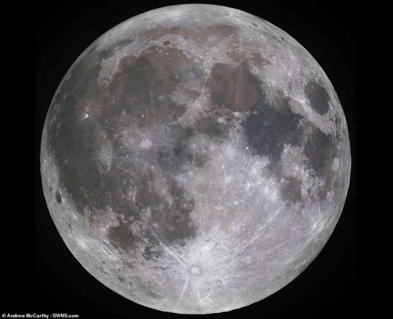Stunning footage reveals how much the moon 'wobbles' in the night sky